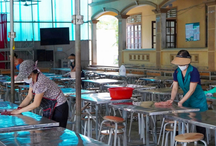 Trường Phổ thông Dân tộc nội trú THCS Con Cuông (Nghệ An) đang dọn dẹp, phun khử trùng để phòng, tránh cúm lây lan. (Ảnh: Khánh Trung)