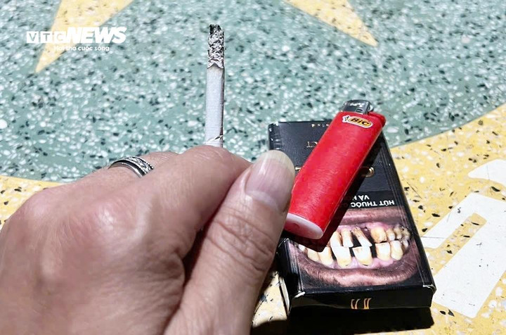 Không chỉ gây tổn thương phổi và tim mạch, hút thuốc lá còn ảnh hưởng trực tiếp đến gan. (Ảnh: Như Loan)