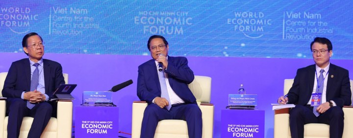 El primer ministro Pham Minh Chinh y los líderes del Comité Popular de la Ciudad de Ho Chi Minh presidieron el Diálogo sobre Políticas en el Foro Económico de la Ciudad de Ho Chi Minh 2024. (Foto: Comité Organizador)