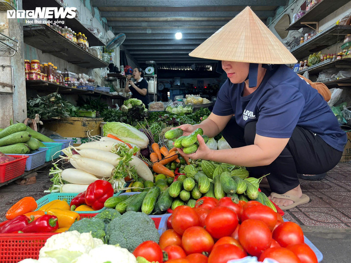 Người tiêu dùng than thở chi phí sinh hoạt tăng cao khi giá rau xanh và nhiều loại thực phẩm tăng giá.