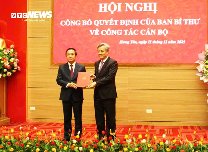 Phó trưởng Ban Tổ chức Trung ương Nguyễn Quang Dương (bên phải) trao quyết định của Ban Bí thư cho tân Phó Bí thư Tỉnh ủy Hưng Yên Phạm Quang Ngọc. (Ảnh: K. Linh)