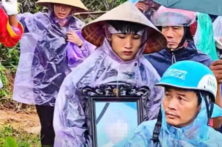 Người thân đau buồn tiễn đưa em N.K.M. về nơi an nghỉ cuối cùng