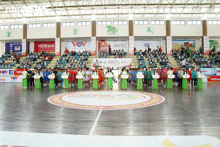 Giải Vô địch Futsal HDBank Sinh viên khu vực TP.HCM năm 2025 thu hút 12 đội tham gia tranh tài.