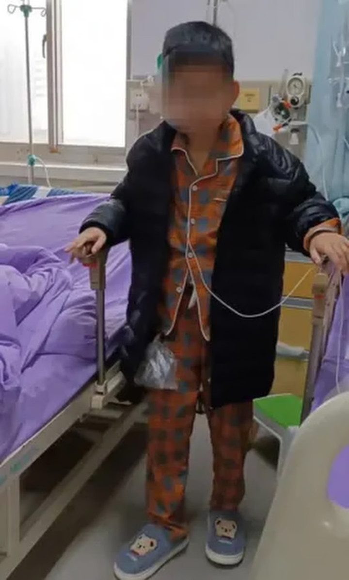 Người mẹ cho biết con trai bà trở nên khép kín và hiếm khi nói chuyện. (Ảnh: Weibo)