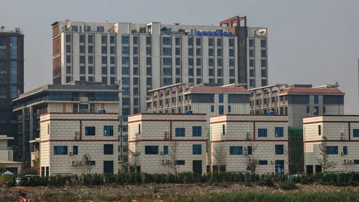 Toàn cảnh thành phố Shwe Kokko, khu phức hợp sòng bạc và giải trí ở Myanmar, nhìn từ phía bên kia biên giới thuộc huyện Mae Sot, Thái Lan, ngày 5/2/2025. (Ảnh: Athit Perawongmetha/Reuters)