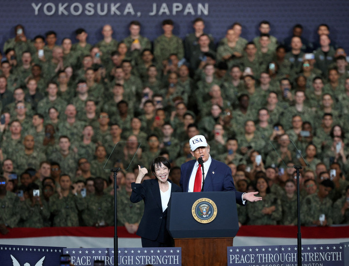 Tổng thống Mỹ Donald Trump và Thủ tướng Nhật Bản Sanae Takaichi thăm căn cứ Yokosuka của Hải quân Mỹ tại Yokosuka. (Ảnh: Reuters)