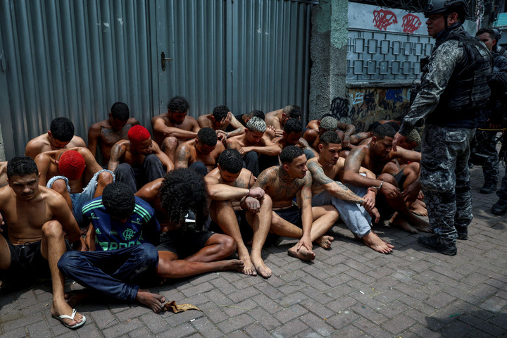 Những nghi phạm buôn ma túy bị lực lượng đặc nhiệm cảnh sát quân sự bắt giữ trong một chiến dịch truy quét tội phạm ma túy tại khu ổ chuột Penha, Rio de Janeiro, Brazil, ngày 28/10/2025. (Ảnh: REUTERS)