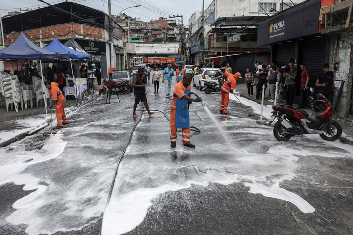 Công nhân dọn dẹp đường phố sau chiến dịch truy quét tội phạm ma túy đẫm máu tại khu ổ chuột Penha, Rio de Janeiro, Brazil, ngày 29/10/2025. (Ảnh: REUTERS/Ricardo Moraes)