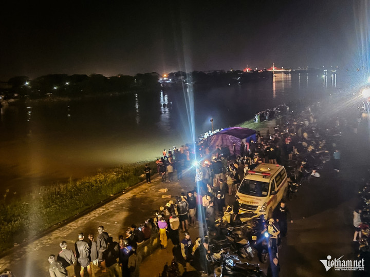 Rất đông người dân có mặt tại hiện trường.