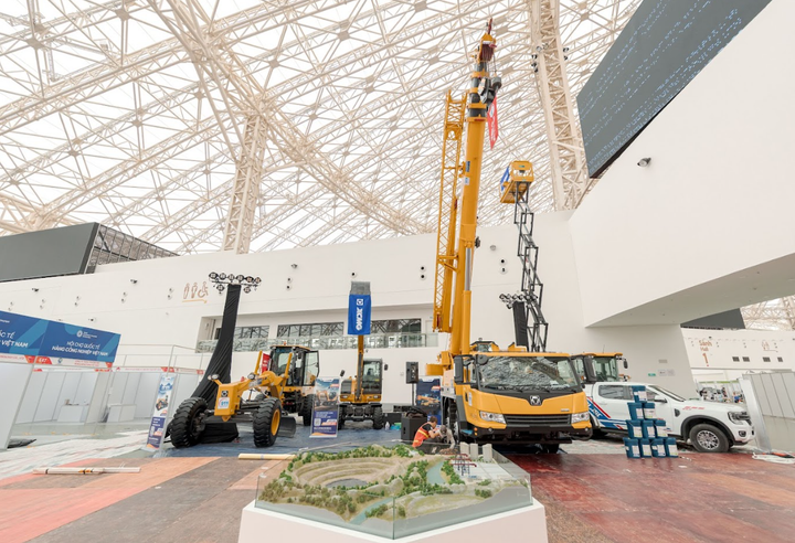 Không gian trưng bày những cỗ máy mạnh mẽ của XCMG.