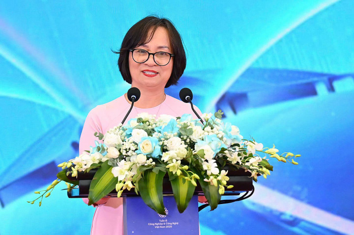 Bà Lý Hoa Liên - Phó Tổng Giám đốc Công ty Cổ phần Trung tâm Hội chợ Triển lãm Việt Nam - phát biểu khai mạc Tuần lễ Công nghiệp và Công nghệ Việt Nam 2025
