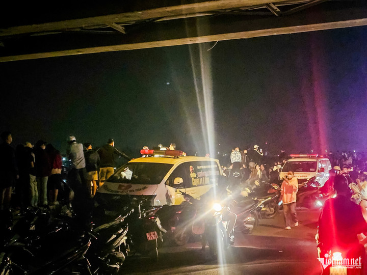 3 xe cấp cứu được điều động.