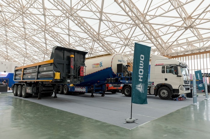 Ngành vận tải cũng không kém cạnh với dàn xe đầu kéo Howo và rơ-moóc chuyên dụng của Hatico.