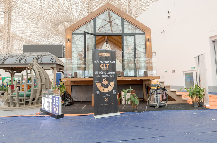 Một mô hình nhà mẫu ấn tượng, giới thiệu "Bê tông xanh CLT" và các giải pháp "Net Zero", thể hiện rõ xu hướng kiến trúc bền vững.