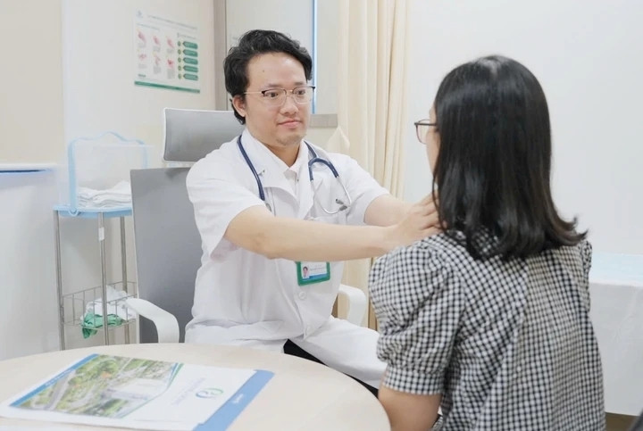 Bác sĩ Nguyễn Duy Anh khám cho người bệnh có dấu hiệu ung thư. (Ảnh: BSCC)