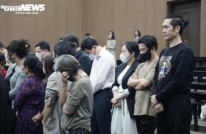Ca sỹ Vũ Hà (áo nâu) nghe toà tuyên án.