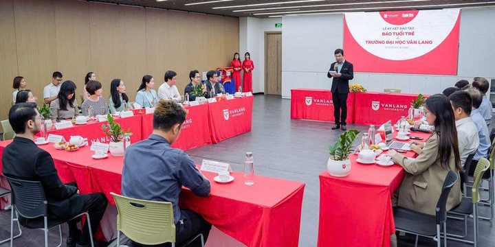 ពិធីចុះហត្ថលេខាលើកិច្ចព្រមព្រៀងសហប្រតិបត្តិការបណ្តុះបណ្តាលរវាងសាកលវិទ្យាល័យ Van Lang និងកាសែត Tuoi Tre - គំរូនៃ