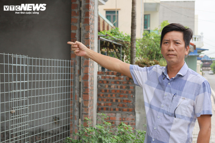 Ông Lã Văn Kiên đứng trước ngôi nhà xây gần xong phải bỏ hoang vì chính quyền cấp nhầm sổ đỏ.