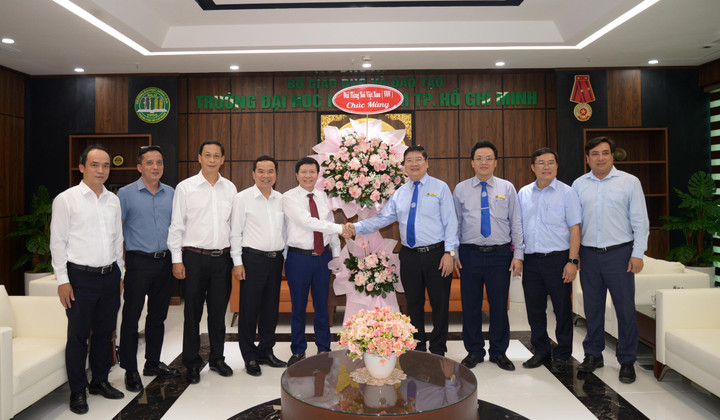 Ông Vũ Hải Quang - Phó Tổng Giám đốc Đài Tiếng nói Việt Nam (thứ năm từ trái sang) trao lẵng hoa chúc mừng trường Đại học Nông Lâm TP.HCM nhân dịp Kỷ niệm 70 năm thành lập trường và 43 năm Ngày Nhà giáo Việt Nam (20/11/1982 - 20/11/2025).