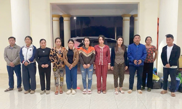 12 người trong đường dây lô đề bị bắt giữ. (Ảnh: Công an tỉnh Ninh Bình)