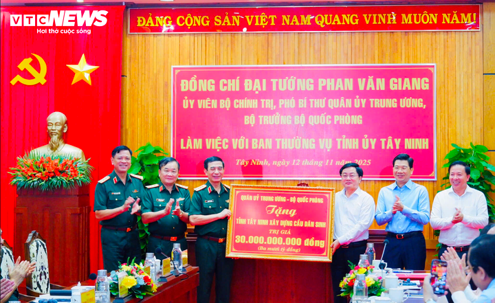 Đại tướng Phan Văn Giang trao tặng Tây Ninh 30 tỷ đồng hỗ trợ xây dựng cầu dân sinh, phục vụ đời sống người dân vùng biên giới.