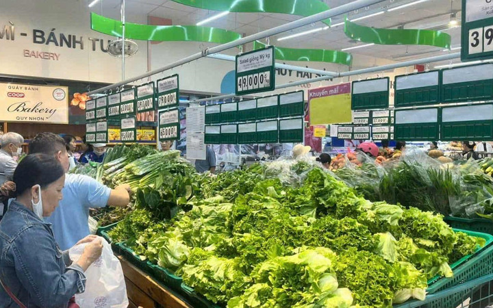 Bà nội trợ xoay sở trước nỗi lo giá cả tăng cao nhưng thu nhập vẫn không tăng, thậm chí giảm so với năm ngoái.