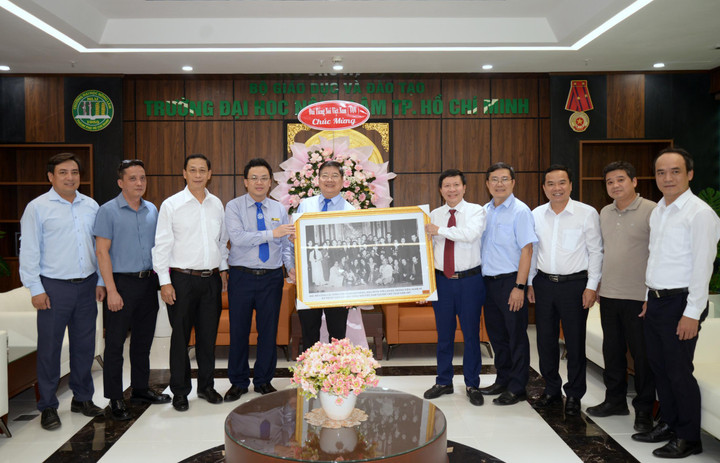 Bức ảnh “Chủ tịch Hồ Chí Minh cùng lãnh đạo Đảng, Nhà nước với cán bộ, phóng viên, nghệ sĩ, kỹ thuật viên Đài Tiếng nói Việt Nam tại Phủ Chủ tịch năm 1967” được lãnh đạo VOV trao tặng trường Đại học Nông Lâm TP.HCM.