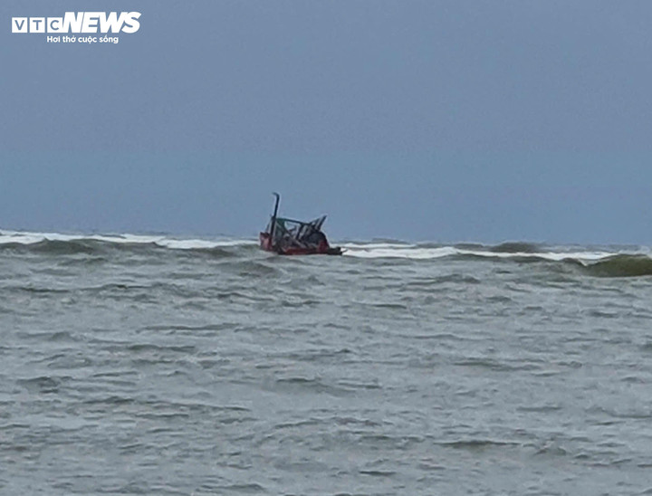 Vị trí tàu cá gặp nạn chìm một phần và mắc cạn tại cửa biển Nhật Lệ (Quảng Trị). (Ảnh: CTV)