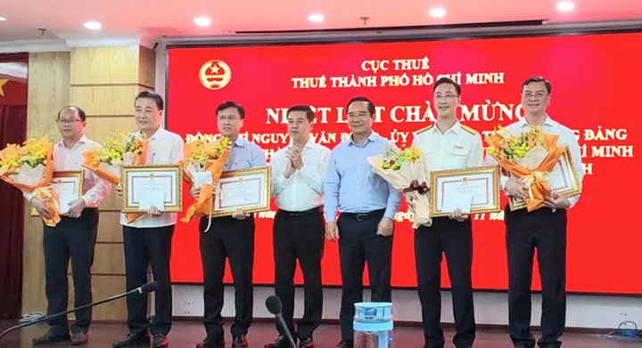 Các đơn vị được nhận Thư khen của Chủ tịch UBND TP.HCM vì thành tích xuất sắc trong công tác thu ngân sách năm 2025. (Ảnh: Mai Hoa)