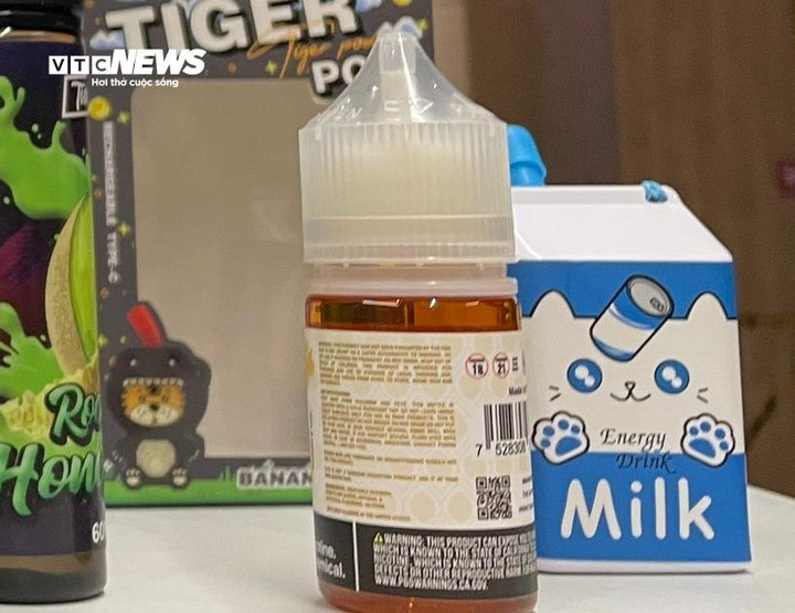 Thuốc lá điện tử có hình thù bắt mắt. (Ảnh: Như Loan)