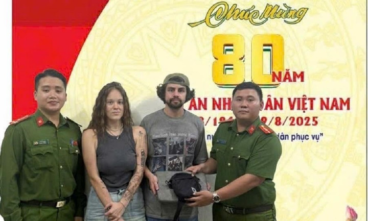 2 du khách Nga nhận lại tài sản bỏ quên trên ô tô khách. (Ảnh: C.A)