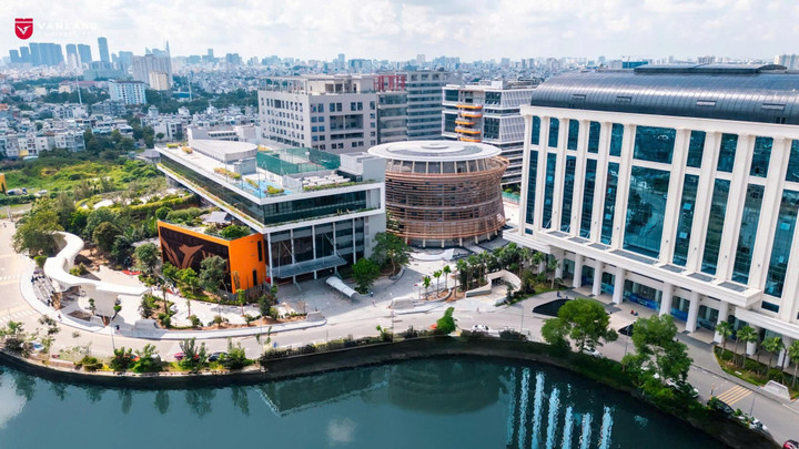 ទេសភាពនៃសាកលវិទ្យាល័យ Van Lang - គំរូសាកលវិទ្យាល័យឯកជនតម្រង់ទិសឆ្ពោះទៅរកការអភិវឌ្ឍន៍ប្រកបដោយនិរន្តរភាព និងសមាហរណកម្មអន្តរជាតិ។ (រូបថត៖ គេហទំព័រសាកលវិទ្យាល័យវ៉ាន់ឡាង)