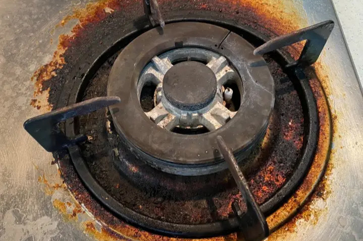 Bếp ga bẩn là nguyên nhân chính khiến lửa không đều, ảnh hưởng tới chất lượng món ăn. (Ảnh: Sohu)