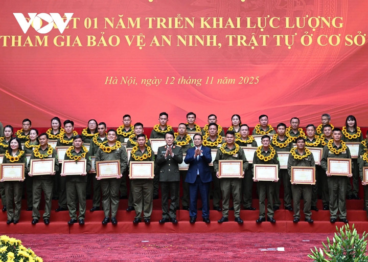 Thủ tướng trao các quyết định khen thưởng cho các điển hình tiên tiến tại hội nghị.