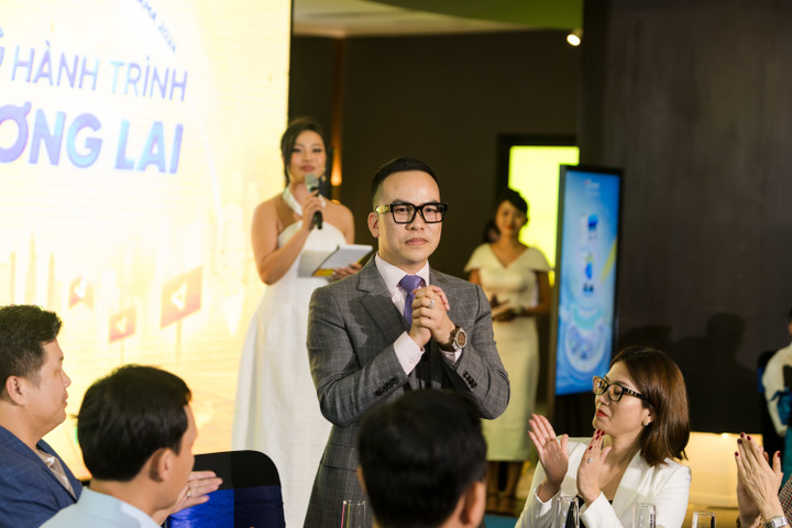 លោក Tran Viet Tan - អនុប្រធានគណៈកម្មាធិការរៀបចំកម្មវិធីប្រគល់រង្វាន់ផ្សាយពាណិជ្ជកម្មច្នៃប្រឌិតវៀតណាម - ពានរង្វាន់ Van Xuan ។