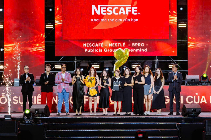 លោក Tran Viet Tan បានប្រគល់រង្វាន់ដល់ម៉ាកដែលឈ្នះរង្វាន់នៅ Van Xuan Awards 2024។