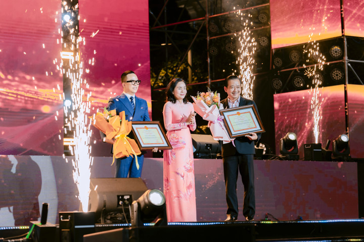 អនុរដ្ឋមន្ត្រីក្រសួងវប្បធម៌ កីឡា និងទេសចរណ៍ Trinh Thi Thuy ប្រគល់ប័ណ្ណសរសើរពីក្រសួងវប្បធម៌ កីឡា និងទេសចរណ៍ជូនលោក Tran Viet Tan។