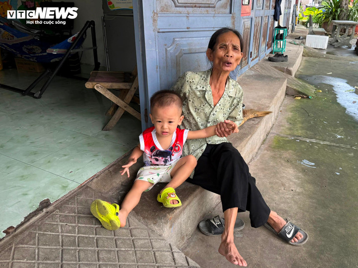 Bà Trần Thị Thơm từ Lâm Đồng xuống trông cháu, trong căn phòng trọ chật hẹp của con trai.