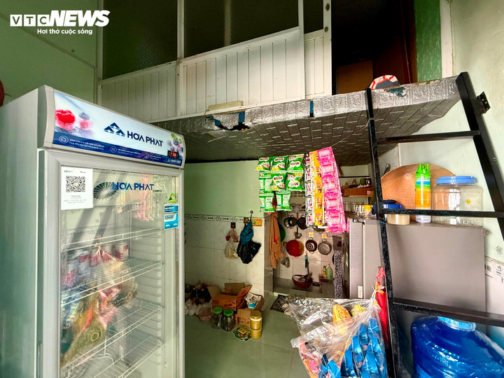 Căn phòng trọ vỏn vẹn 12m² của gia đình vợ chồng đều là công nhân.