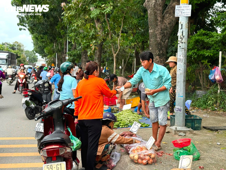 Giá thực phẩm leo thang, công nhân chắt bóp từng đồng cho bữa cơm - 6