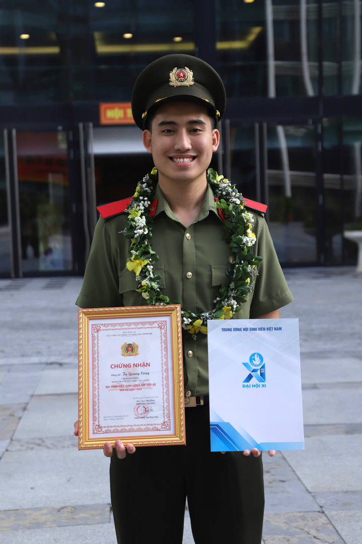 Thiếu úy Tạ Quang Công tốt nghiệp chuyên ngành Trinh sát bảo vệ an ninh nội bộ với thành tích xuất sắc (Ảnh: NVCC)