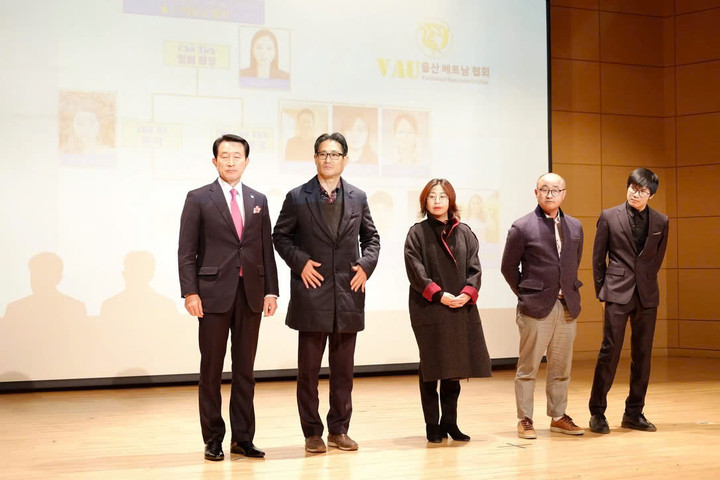 TS. Trần Ngọc Vĩnh (thứ 1 từ phải qua) là Chủ tịch hội sinh viên Việt Nam tại Đại học Ulsan (Ảnh: NVCC)