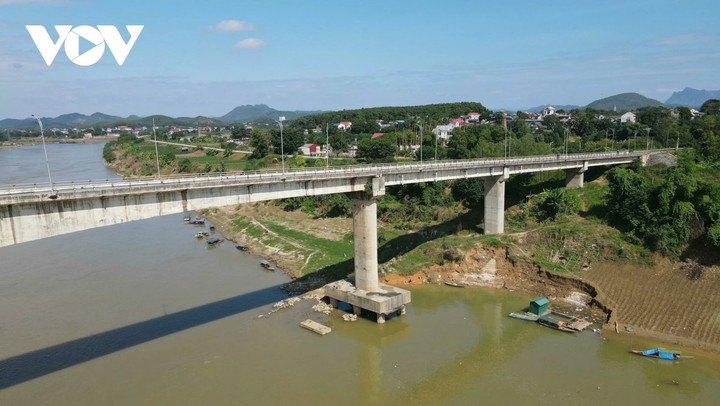 Sở Xây dựng Phú Thọ đã chỉ định Công ty TNHH Tư vấn Đại học Xây dựng kiểm định, đánh giá tổng thể hư hỏng công trình cầu sông Lô với chi phí dự kiến 734 triệu đồng.