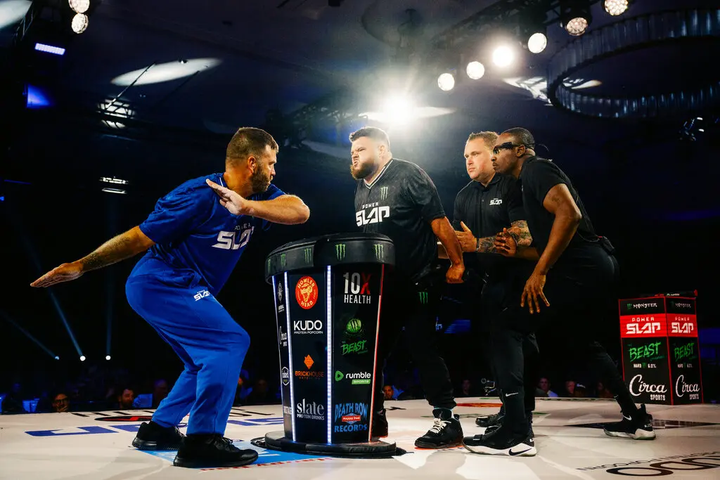 Có 2 trọng tài giám sát cuộc thi ở PowerSlap