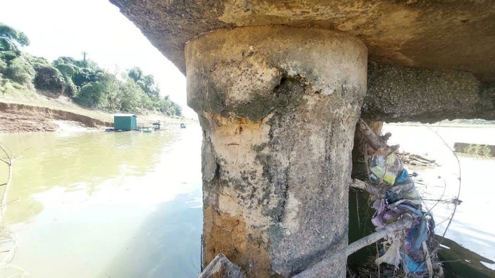 Trụ cầu sông Lô ở Phú Thọ lộ sắt thép, tạm thời cấm ô tô qua lại.