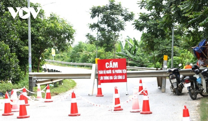 Cấm cầu sông Lô, hiện tại chỉ cho xe máy lưu thông qua cầu.