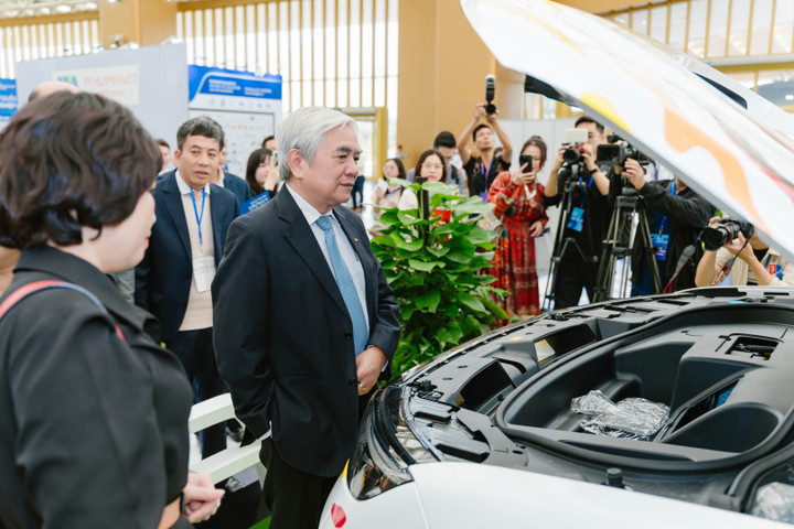 Nguyên Bộ trưởng Bộ Khoa học và Công nghệ tham quan gian hàng của VinFast.