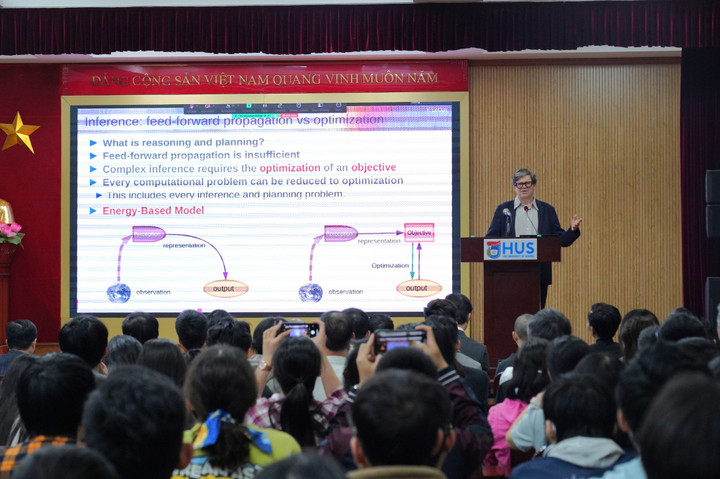 Buổi chia sẻ thuộc "Chuỗi Đối thoại Khám phá tương lai VinFuture" của GS. Yann LeCun, Chủ nhân Giải thưởng chính VinFuture 2024 tại trường Đại học Khoa học Tự nhiên, Đại học Quốc gia Hà Nội thu hút sự quan tâm của đông đảo sinh viên, giảng viên của trường. (Ảnh: VFP)