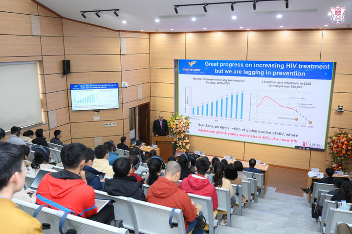 Buổi chia sẻ của GS. Salim S. Abdool Karim - Chủ nhân Giải Đặc biệt VinFuture 2021 tại trường Đại học Y Hà Nội năm 2023 mang đến nhiều giá trị trong lĩnh vực y học. (Ảnh: VFP)