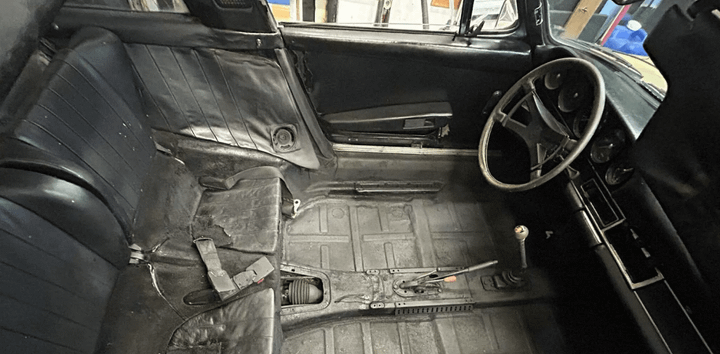 Buồng lái của chiếc Porsche 911 Targa sau khi được làm sạch. (Ảnh: Carscoops)